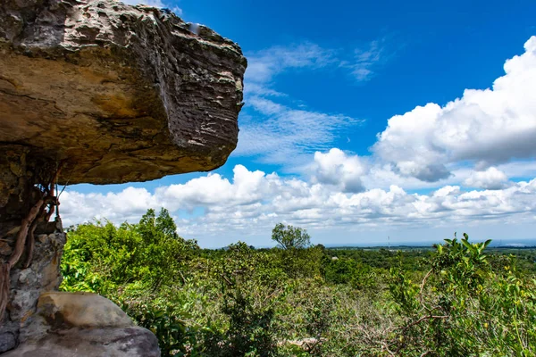 Taş ve güzel bir dağ, Pa Hin Ngam Milli Parkı, Tayland Chaiyaphum üzerinde gökyüzü. Görünmeyen Tayland.