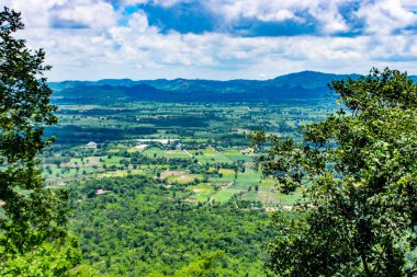 Bakış dağlar ve kasaba Chaiyaphum Sai tanga Milli Parkı Tayland at.