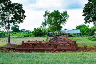 Laterite tuğla turistik Tayland Kao klang nok Si Thep Historcal Park Petchaboon içinde yapılan Tayland piramit kalır.