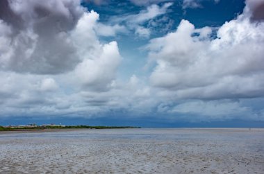 Gökyüzü ve Bang Pu denizde Samut prakan göster.