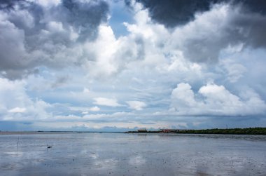 Gökyüzü ve Bang Pu denizde Samut prakan göster.