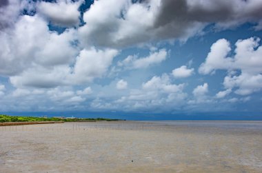 Gökyüzü ve Bang Pu denizde Samut prakan göster.