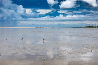 Gökyüzü ve Bang Pu denizde Samut prakan göster.