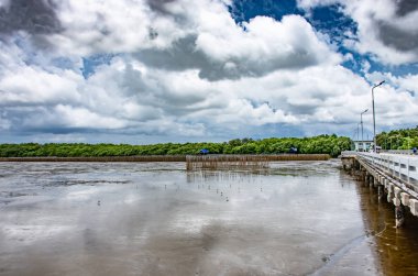 Gökyüzü ve Bang Pu denizde Samut prakan göster.