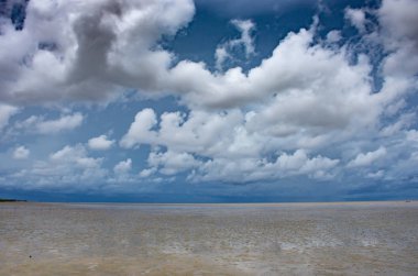 Gökyüzü ve Bang Pu denizde Samut prakan göster.