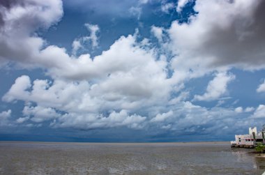 Gökyüzü ve Bang Pu denizde Samut prakan göster.