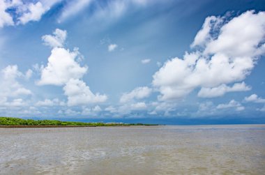 Gökyüzü ve Bang Pu denizde Samut prakan göster.