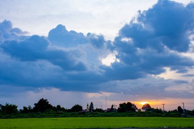 Günbatımı Wat delikanlı Pha Dook, Nonthaburi, Tayland tapınak arkasında.