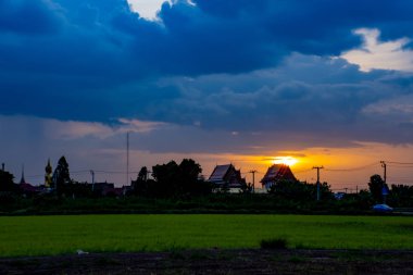 Günbatımı Wat delikanlı Pha Dook, Nonthaburi, Tayland tapınak arkasında.