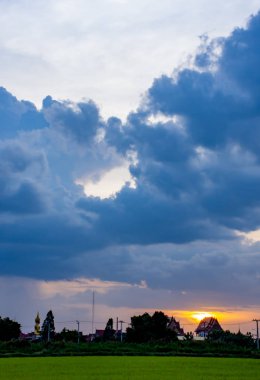 Günbatımı Wat delikanlı Pha Dook, Nonthaburi, Tayland tapınak arkasında.