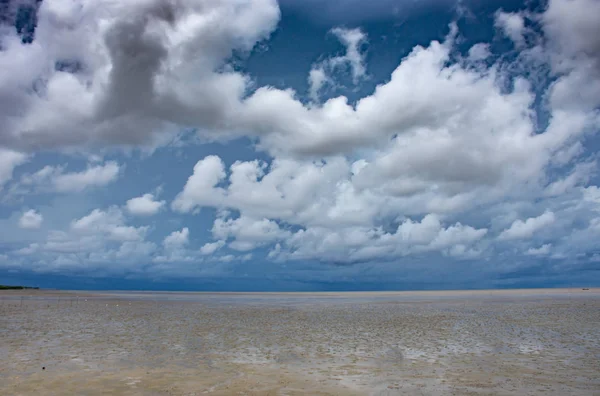 Gökyüzü ve Bang Pu denizde Samut prakan göster.