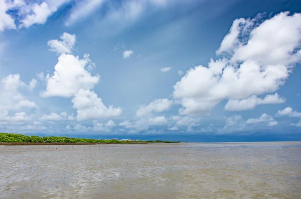 Gökyüzü ve Bang Pu denizde Samut prakan göster.