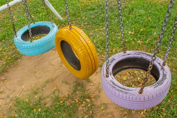 Sillas Basculantes Hechas Neumáticos Viejos Para Niños Parque —  Fotos de Stock