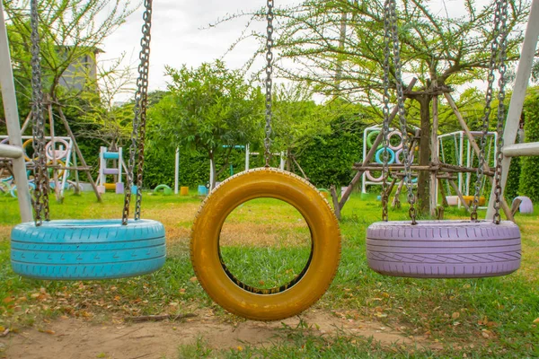 Sillas Basculantes Hechas Neumáticos Viejos Para Niños Parque — Foto de Stock