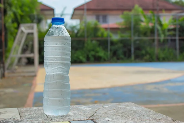 Eau Potable Froide Dans Des Bouteilles Sur Table Sur Terrain — Photo