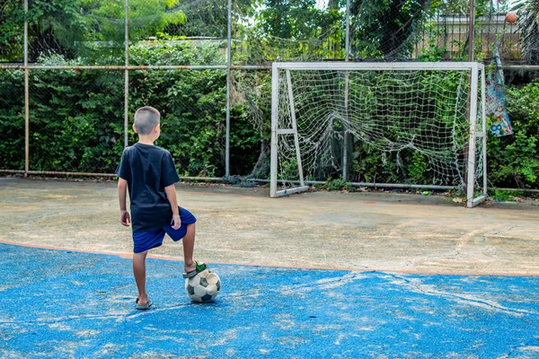 Rapazes Estão Prestes Atirar Futebol — Fotografia de Stock