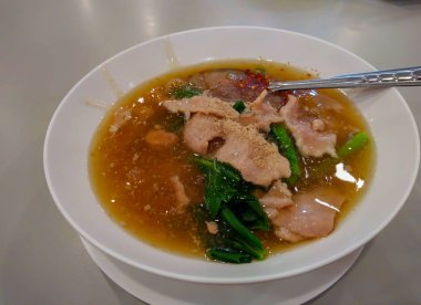 Kızarmış domuz sebzeli, kale