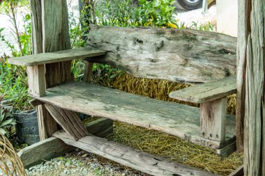 Masa ve sandalye bahçede ağaçtan yapılmış.