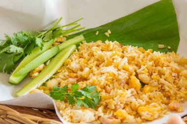Fried rice ile domuz eti yerine yumurta ve yeşil yapraklı sebzeler vardır çoğu insan yemek.