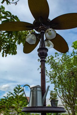 Lamba Dekorasyon bahçe ile fan.