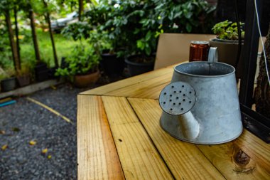 Galvanizli kutular. Sulama suyu Bahçe tablo.