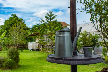 Galvanizli kutular. Sulama suyu Bahçe tablo.