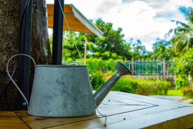 Galvanizli kutular. Sulama suyu Bahçe tablo.