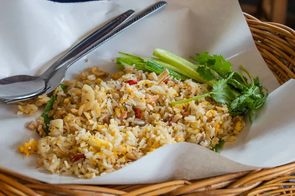 ほとんどの人が食べている豚肉入れて卵と緑の葉野菜のチャーハン — ストック写真