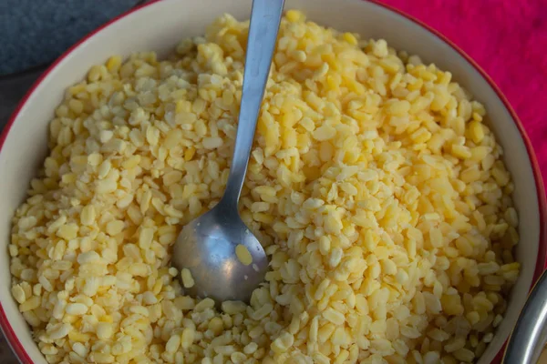 Haşlanmış soya fasulyesi. Eat içki koy.