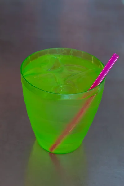 Eau Froide Dans Une Tasse Plastique Vert Sur Une Table — Photo