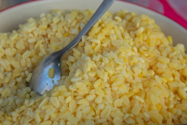 Haşlanmış soya fasulyesi. Eat içki koy.