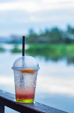 İtalyan soda soğuk bulanıklık arka plan nehir.