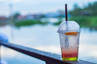 İtalyan soda soğuk bulanıklık arka plan nehir.