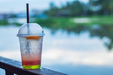 İtalyan soda soğuk bulanıklık arka plan nehir.