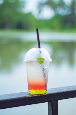 İtalyan soda soğuk bulanıklık arka plan nehir.