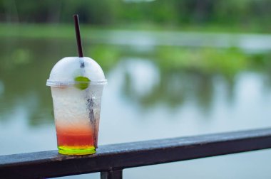 İtalyan soda soğuk bulanıklık arka plan nehir.