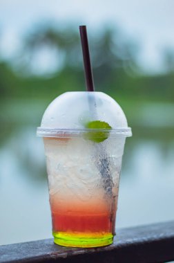 İtalyan soda soğuk bulanıklık arka plan nehir.