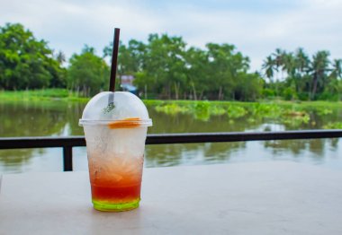 İtalyan soda masada, bir restoranda salda Beyaz soğuk.