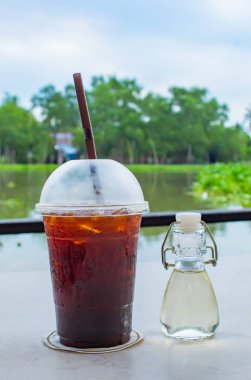 Tablo, bir restoranda salda beyaz siyah kahve serin.