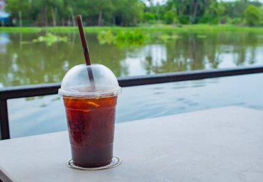Tablo, bir restoranda salda beyaz siyah kahve serin.