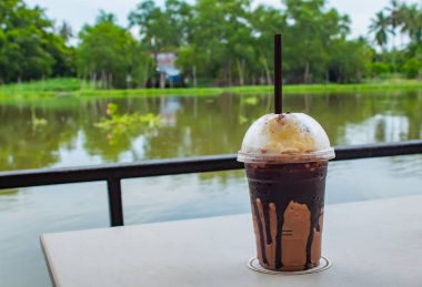 Tablo, bir restoranda salda beyaz çikolata serin.