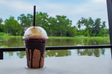 Tablo, bir restoranda salda beyaz çikolata serin.