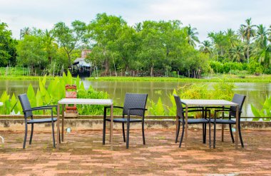 Yemek masası Riverside üzerinde zemin kat tuğla.