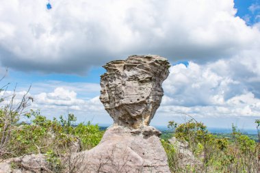 Rock ve gökyüzü dağlarda, Pa Hin Ngam Milli Parkı Chaiyaphum, Tayland.