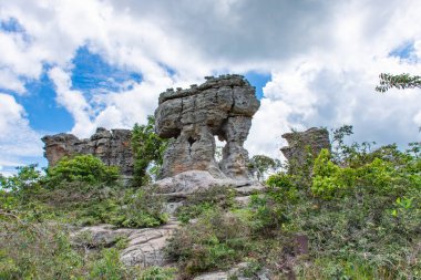 Rock ve gökyüzü dağlarda, Pa Hin Ngam Milli Parkı Chaiyaphum, Tayland.