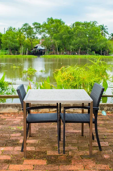 Yemek masası Riverside üzerinde zemin kat tuğla.