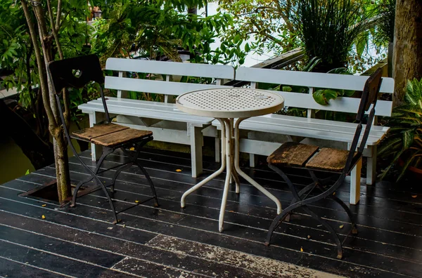 Yemek masası Riverside üzerinde zemin kat tuğla.