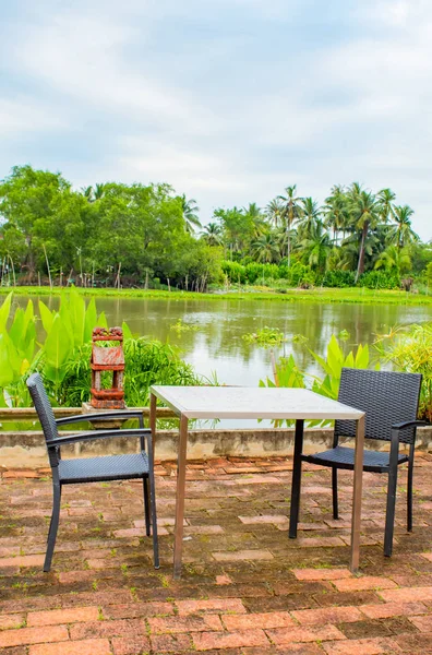 Yemek masası Riverside üzerinde zemin kat tuğla.
