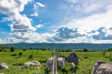 Kayalar ve Tayland Chaiyaphum, güzel bir gökyüzü ahşap köprü.