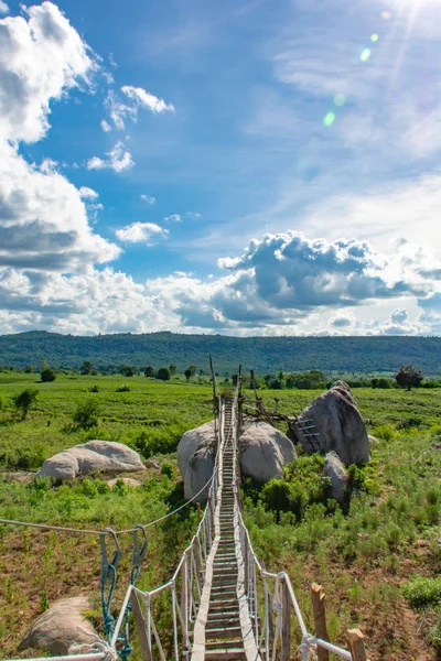 Kayalar ve Tayland Chaiyaphum, güzel bir gökyüzü ahşap köprü.